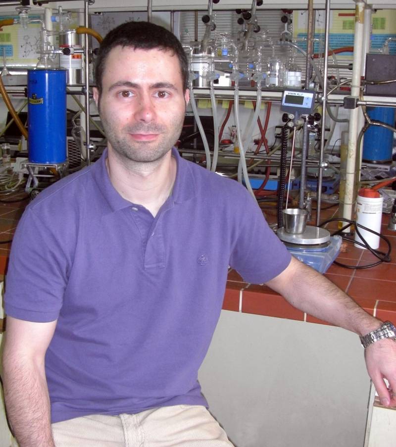 El químico asturiano Daniel García busca nuevas formas para almacenar hidrógeno