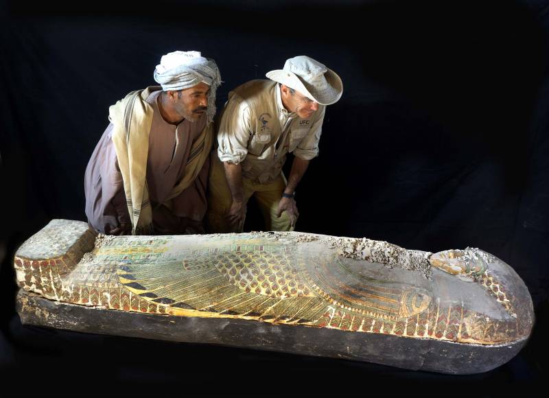 El sarcófago de madera, pintado en vivos colores, contiene la momia de un hombre llamado Neb