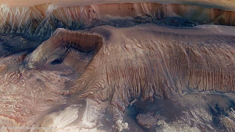 Mars Express fotografía un cañón único y una oscura 'laguna' en Marte