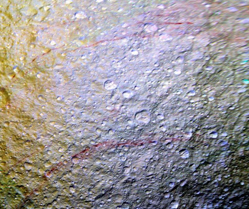 ¿Qué son las misteriosas rayas rojas de Tetis?