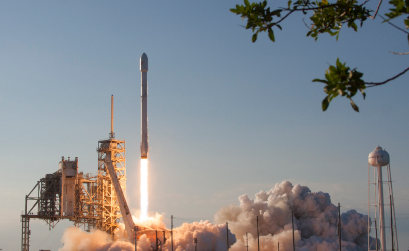 SpaceX lanza el primer cohete reutilizable