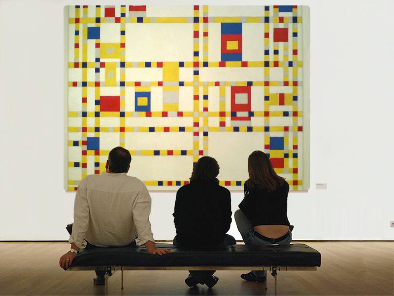 El 90% asocian el rojo con un calor cálido, pero el porcentaje se reduce al 60% cuando se observa el amarillo. ¿Y cual es la sensación si se combinan los dos?. En la fotografía un grupo de personas miran un cuadro de Mondrian. Imagen: FlickrDelusions