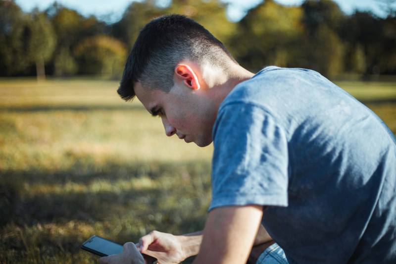 joven con un móvil