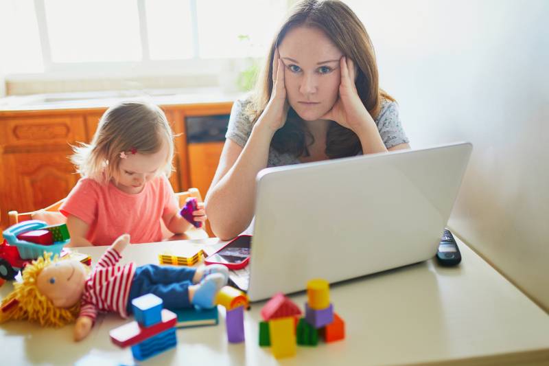 “Estoy fallando como investigadora y madre”: la COVID-19 amplía la brecha de género en ciencia