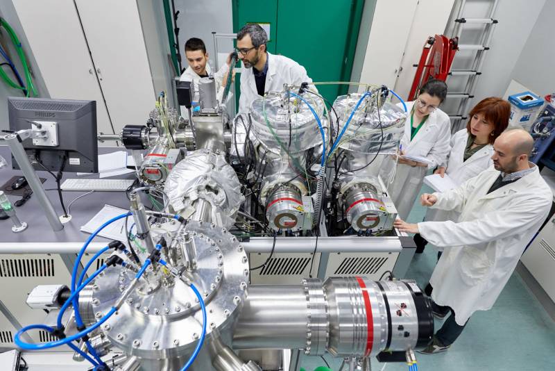 Grupo de científicos dirigidos por el investigador Félix Casanova (segundo desde la izquierda) en un laboratorio del centro de investigación CIC nanoGUNE en San Sebastián. / nanoGUNE