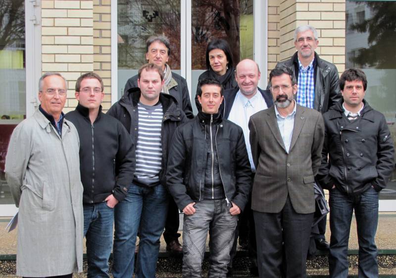 El grupo de investigación Erabaki. Eduardo González, Ander Iruetaguena, David Buenestado, José Javier Korta, Unai Segundo, Carmen Ocáriz, Tomás Antonio Pérez, Juan Manuel Pikatza, José Ramón Zubizarreta y Raúl Barrena. Faltan: Juan José García, Luis Aldamiz-Echevarria, José Javier Elorz y Jose María Rivadeneyra.
