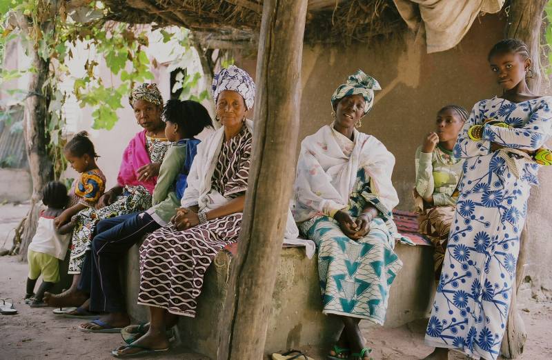 Por qué las organizaciones mundiales deberían escuchar a las abuelas para mejorar la salud global 