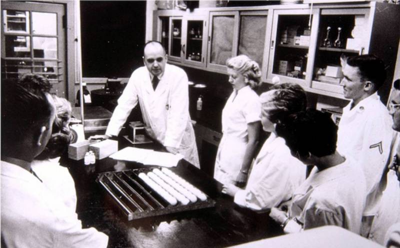 Fotografía de Maurice Hilleman en el Centro Médico del Ejército Walter Reed