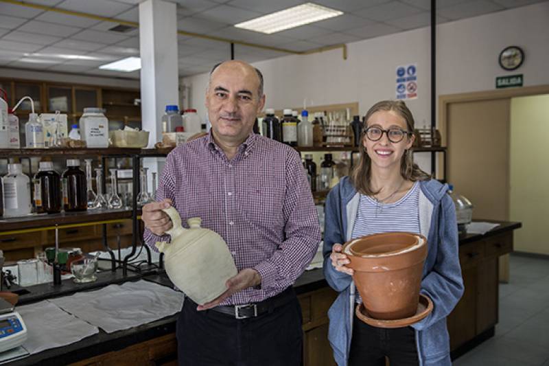 Gabriel Pinto y Carla Ortiz han estudiado la refrigeración por evaporación de agua en el botijo y en el pot-in-pot. / Olmo Calvo
