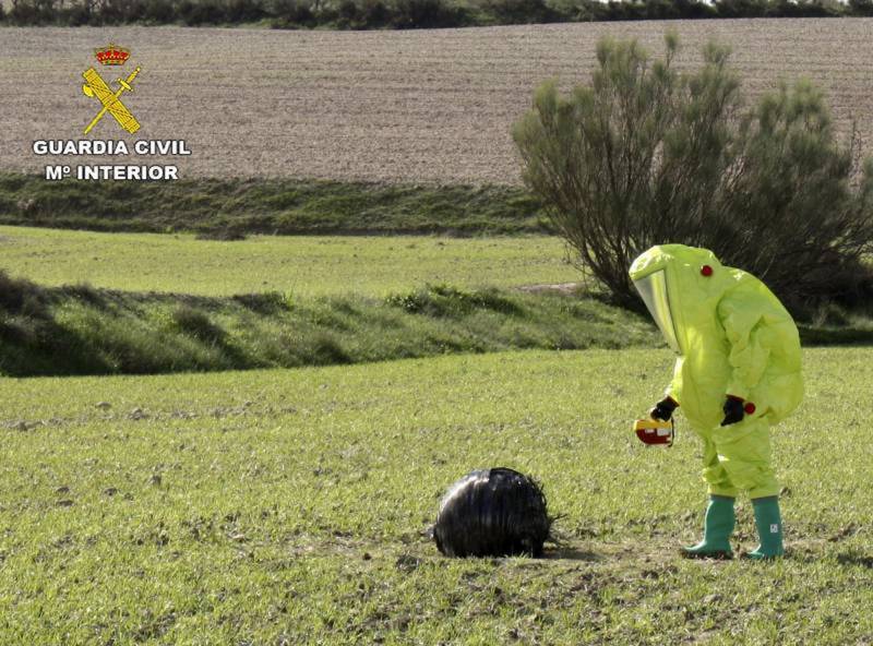 Un resto de basura espacial cae en un sembrado de Murcia. / EFE/Guardia Civil