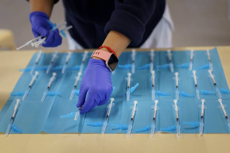 Una nueva remesa de 350.000 vacunas contra el virus llega hoy lunes a España