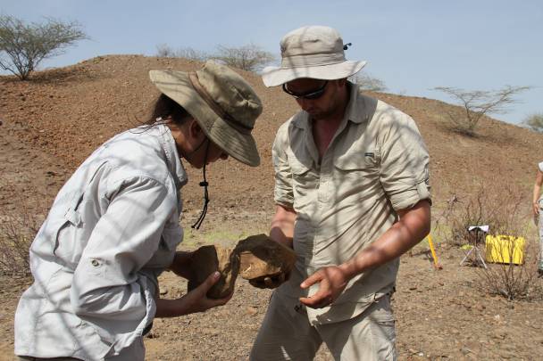 La investigadora Sonia Harmand y el coautor Jason Lewis examinando algunas de las piedras. / MPK-WTAP