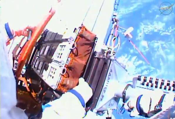 La plataforma EXPOSE R2 ha sido retirada esta semana para enviarla a la Tierra y ver el resultado de los experimentos. / NASA