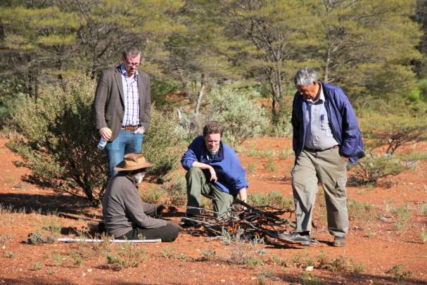 El profesor Eske Willerslev habla con los aborígenes del área de Kalgoorlie al sudoeste de Australia en 2012. / Preben Hjort, Mayday Film