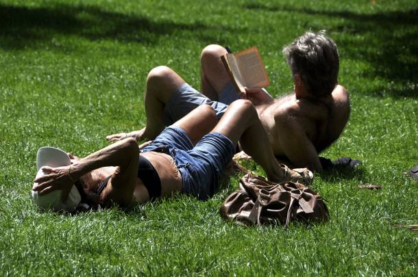 Las personas mayores constituyen un grupo vulnerable a los efectos del calor. / EFE