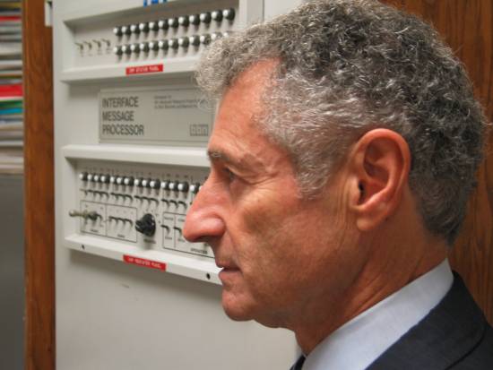 Leonard Kleinrock delante del primer ordenador que envió datos a través de internet./ tiernantech