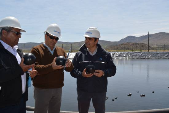 Las esferas están cubiertas por capas de distintos materiales para que floten en la superficie. Con ellas se optimiza la cobertura de la superficie líquida hasta el 91% y se reduce la evaporación hasta en un 80%. / Aguas del Valle