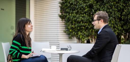 La periodista Núria Jar entrevista al físico Antonino Marcianò. / Guillermo Castelvi (SINC)