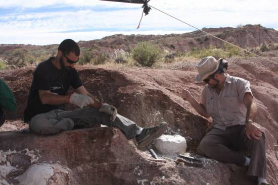 Pablo Gallina y Juan Ignacio Canale trabajando en la excavación. Imagen cortesía de los investigadores.
