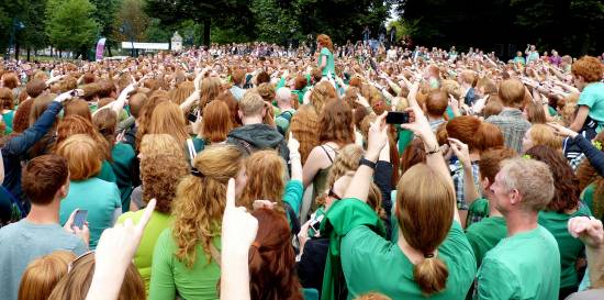 Cientos de personas pelirrojas en el festival anual Redheadday en 2012 que se celebra en Breda, Holanda. Imagen: Eddy Van 3000