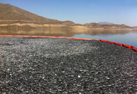 Las esferas se han instalado en piscinas de Combarbalá, en Chile. Estas piscinas se utilizan como reserva de agua potable para el verano, meses donde aumenta el consumo. / Aguas del Valle