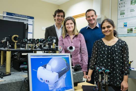 Susana marcos con parte de su equipo en el laboratorio de Óptica Visual y Biofotónica del CSIC. Imagen cedida por la investigadora.