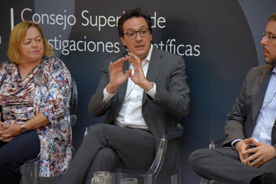 La presidenta del CSIC, Rosa Menéndez, el director mundial de IBM Research, Darío Gil, y el investigador del CSIC Juan José García Ripoll. / Fernando Núñez / IBM