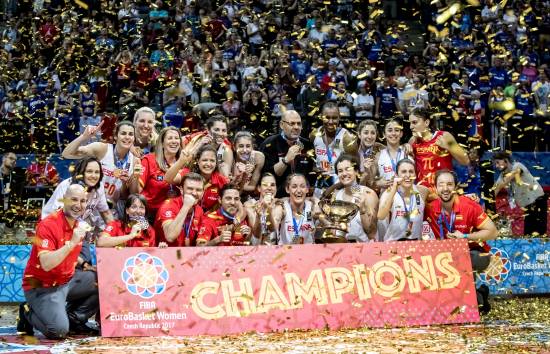 Las jugadoras de la selección española de baloncesto, campeonas de Europa, celebran su victoria frente a Francia el 25 de junio de 2017 en Praga. Imagen: EFE