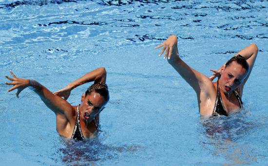 Ona Carbonell (izquierda) y Paula Ramírez en la final de dúo libre del Mundial de Natación en Budapest (Hungría) en 2017. Imagen: EFE