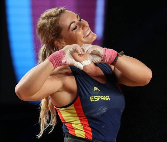 Lidia Valentín, campeona del mundo de halterofilia en la categoría de hasta 75 kilos, hace su clásico gesto del corazón con las manos durante el campeonato mundial en Anaheim (Estados Unidos) el 3 de diciembre de 2017. Levantó un total de 258 kilos. Imagen: EFE
