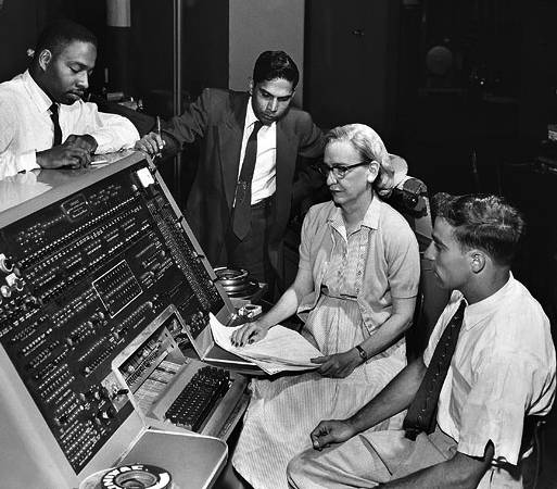 Grace Hopper en la estación de control de la UNIVAC I. / Wikipedia