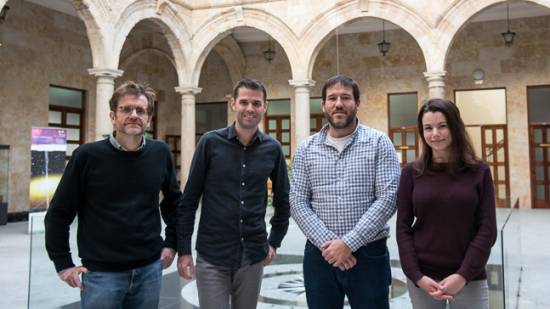 De izquierda a derecha, los investigadores de la Universidad de Salamanca Luis Plaja, Carlos Hernández García, Julio San Román y Laura Rego. / Sergio Manzano
