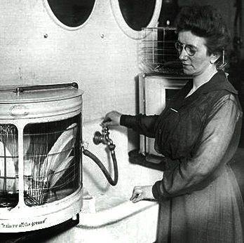 Josephine Cochrane usando el lavaplatos que diseñó. / Wikipedia