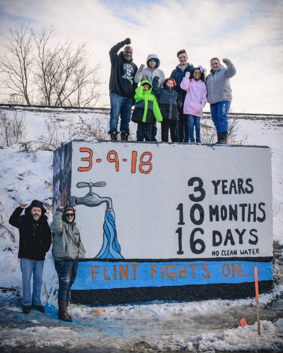 Walters y sus paisanos de Flint sobre un mural de protesta. / Goldman Environmental prize