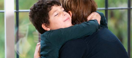 Sergio Isla abrazado a su madre. / Imagen cedida por Global Comission