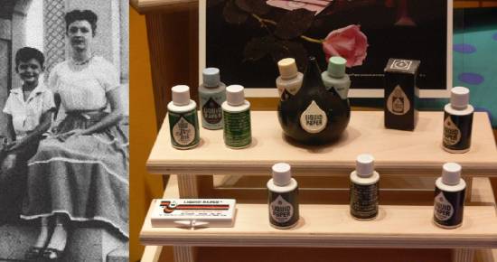 A la izquierda, Bette Nesmith Graham con su hijo Michael; a la derecha productos de Liquid Paper en el Museo de la Mujer en Dallas, EE.UU. / Wikipedia
