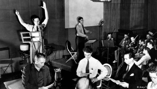 Orson Welles durante la retransmisión del pánico.