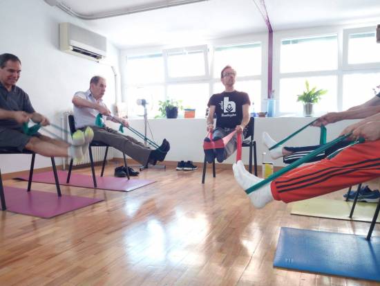 Sesión de yoga para pacientes y familiares en la asociación ACHE Corea Huntington Española.