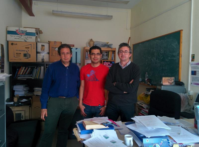 De izquierda a derecha, los físicos Enrique Ruiz Arriola, Rodrigo Navarro Pérez y José Enrique Amaro Soriano en su despacho de la UGR.