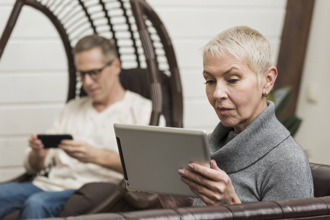 mujer con una tablet en primer plano