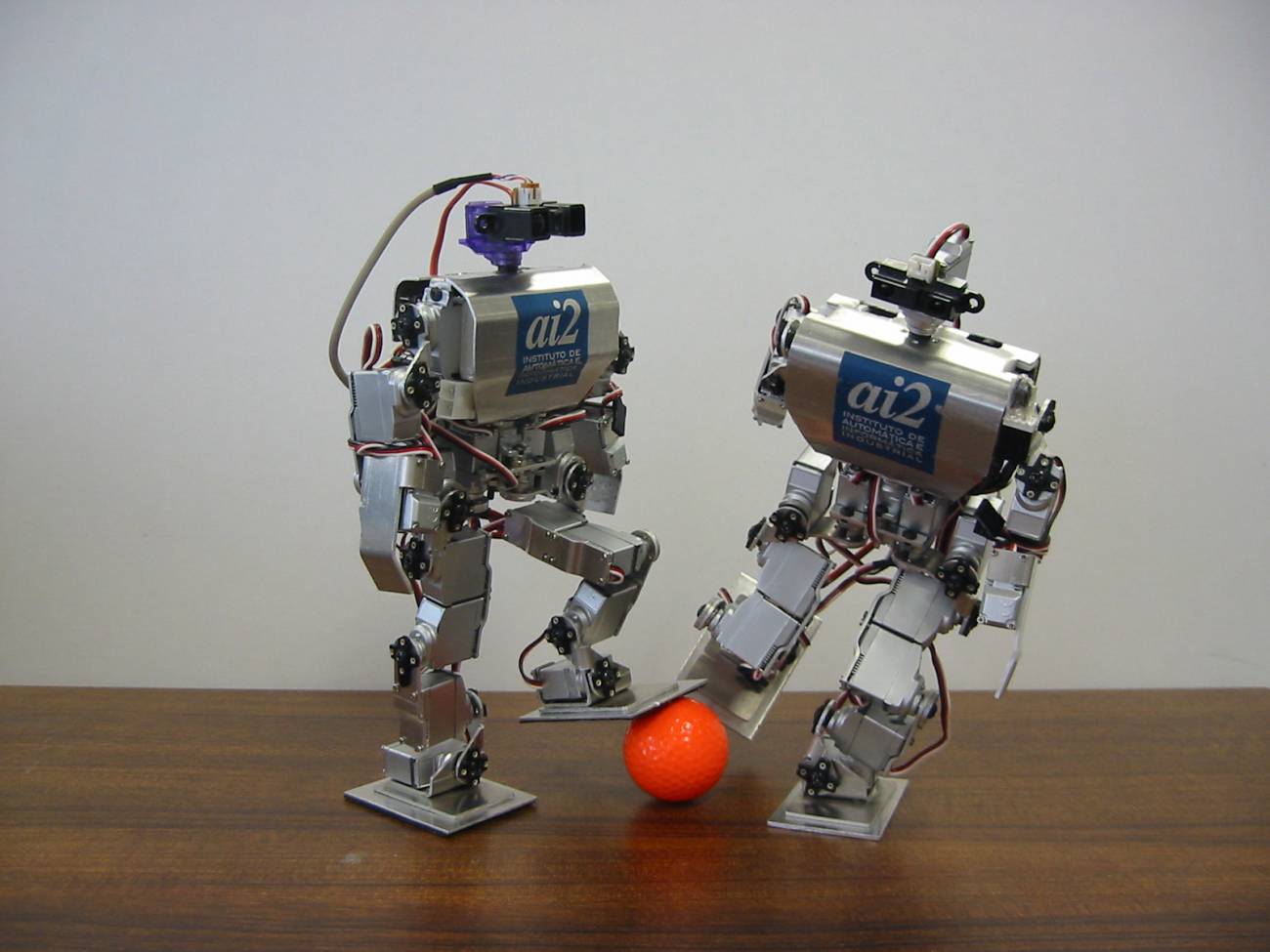 Investigadores de la Politécnica de Valencia crean MicroBiro, un microrobot humanoide