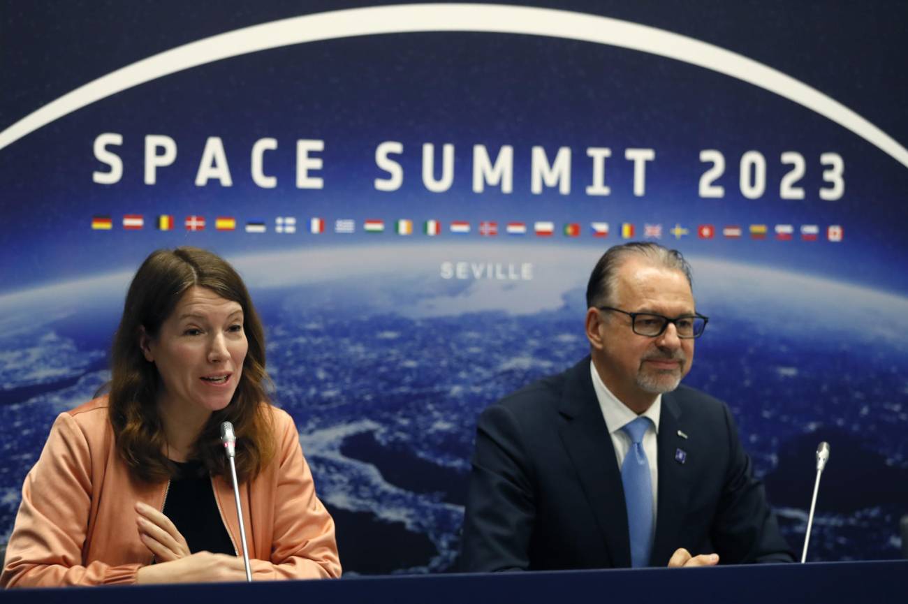 El Director Ejecutivo de la Agencia Espacial Europea, Josef Aschbacher, y la presidenta de turno, la alemana Anna Christmann, durante la cumbre en Sevilla / EFE/ José Manuel Vidal