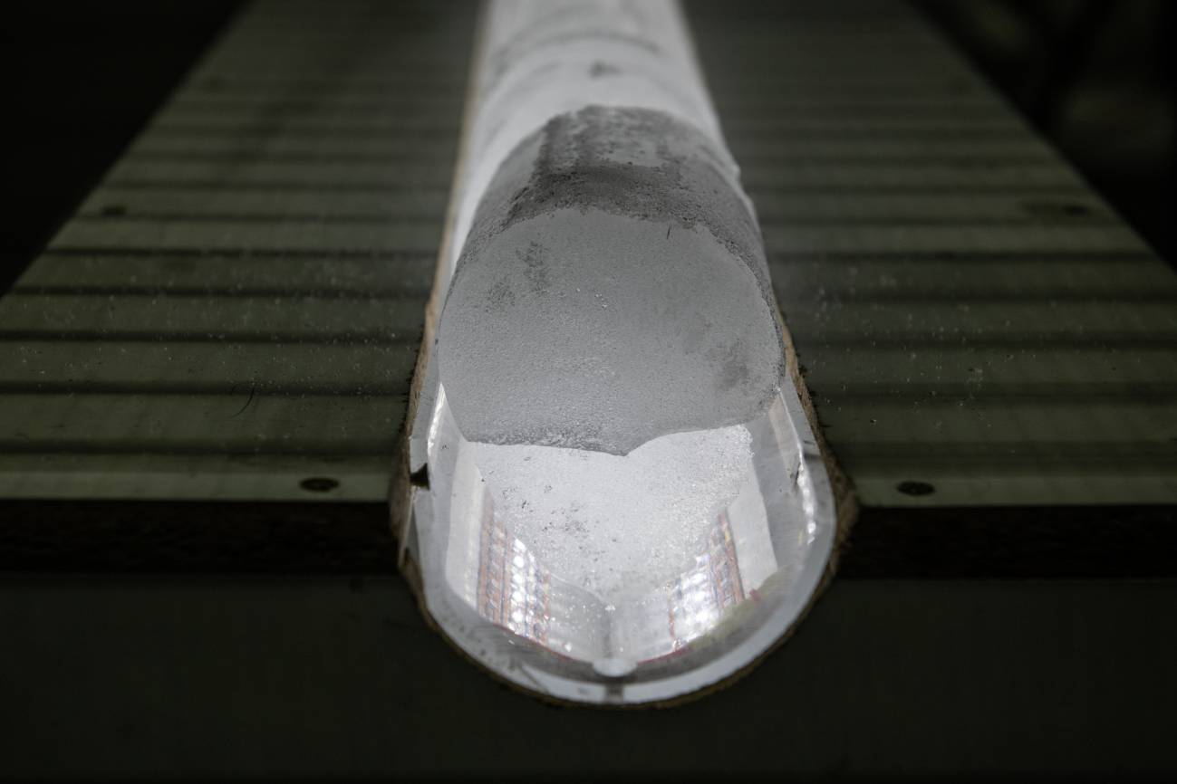 Superficie cortada de un testigo de hielo polar sobre una mesa de luz. / Alfred Wegener Institut (AWI)