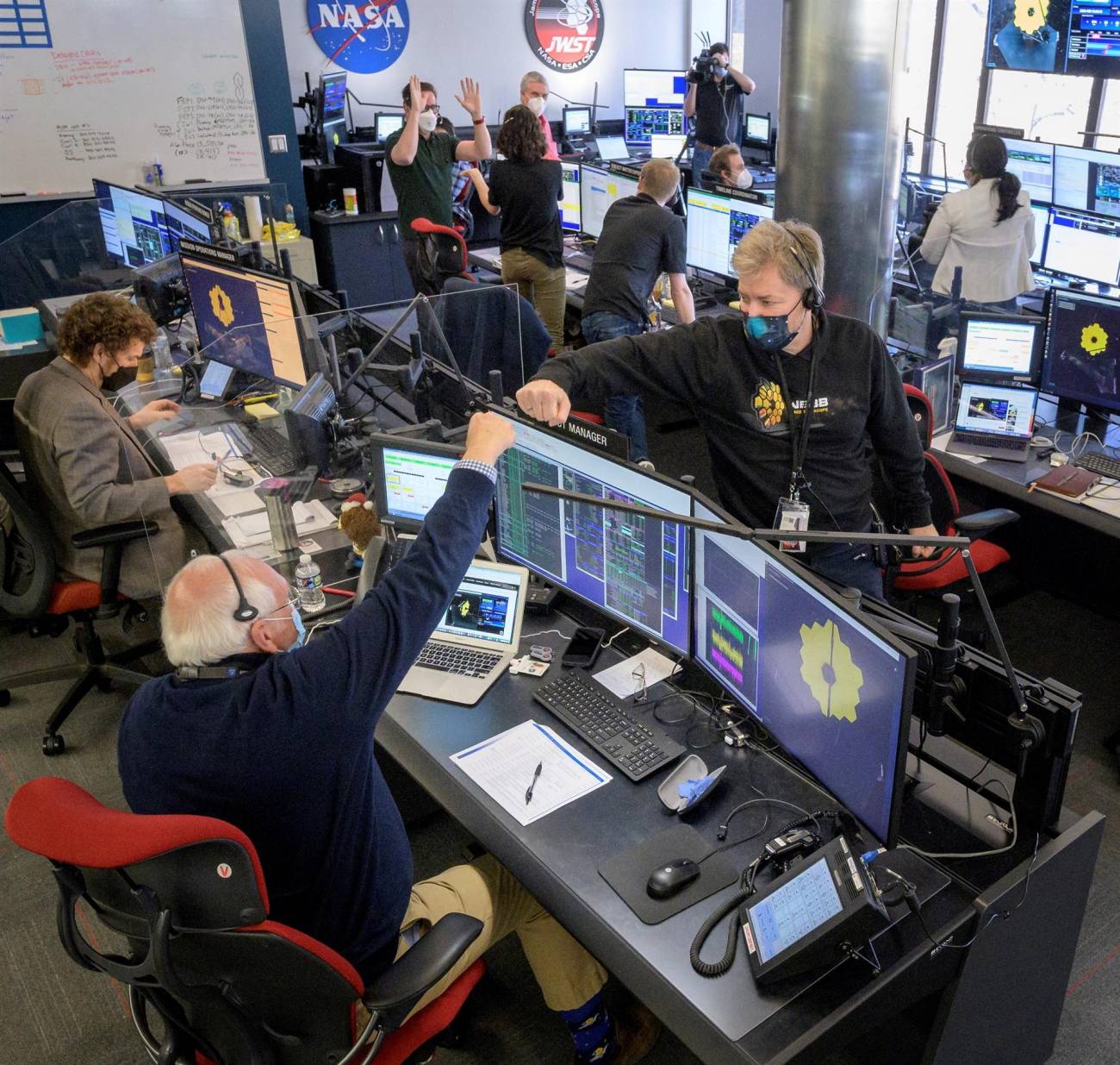Fotografía cedida por la NASA muestra que los equipos de ingeniería celebran mientras se despliega la segunda ala principal del espejo del Telescopio Espacial James Webb de la NASA, antes de comenzar el proceso de enganchar el ala del espejo en su lugar en el Space Telescope Science Institute en Baltimore, este 8 de enero de 2022. / EFE | Bill Ingalls | NASA