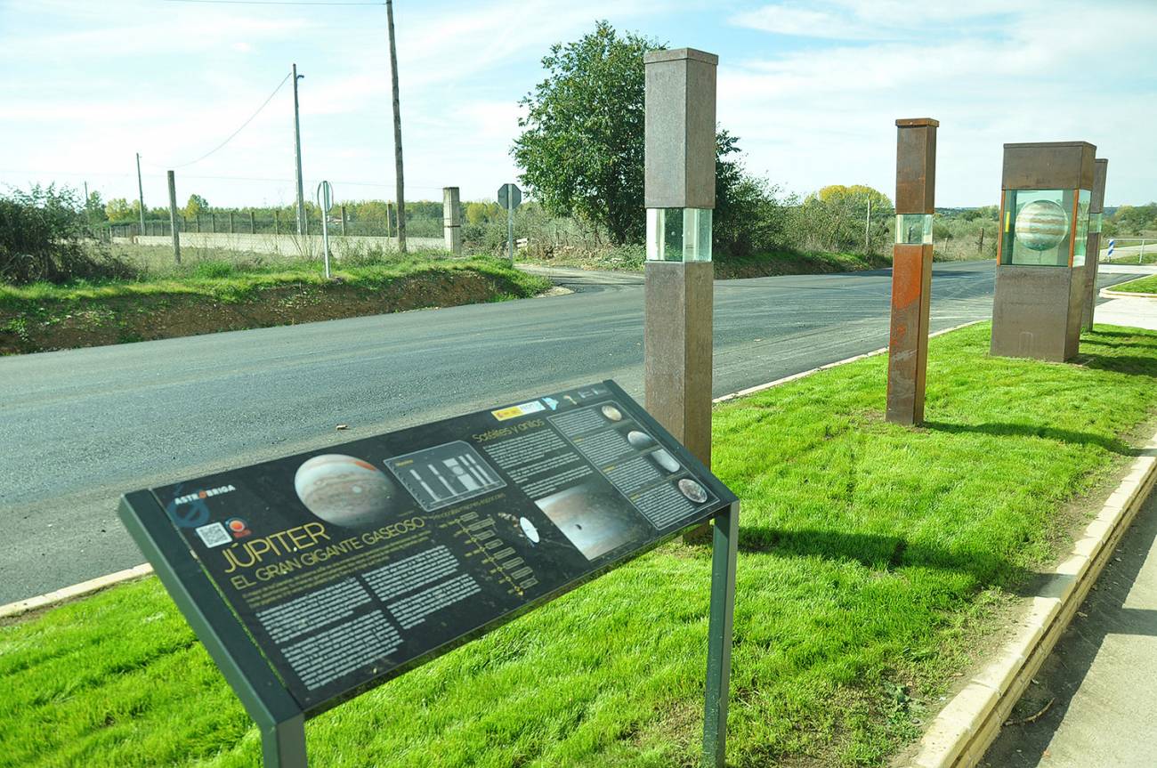 Carretera de Ivanrey, entre las calles Los Tilos y Rosal. / Astróbriga