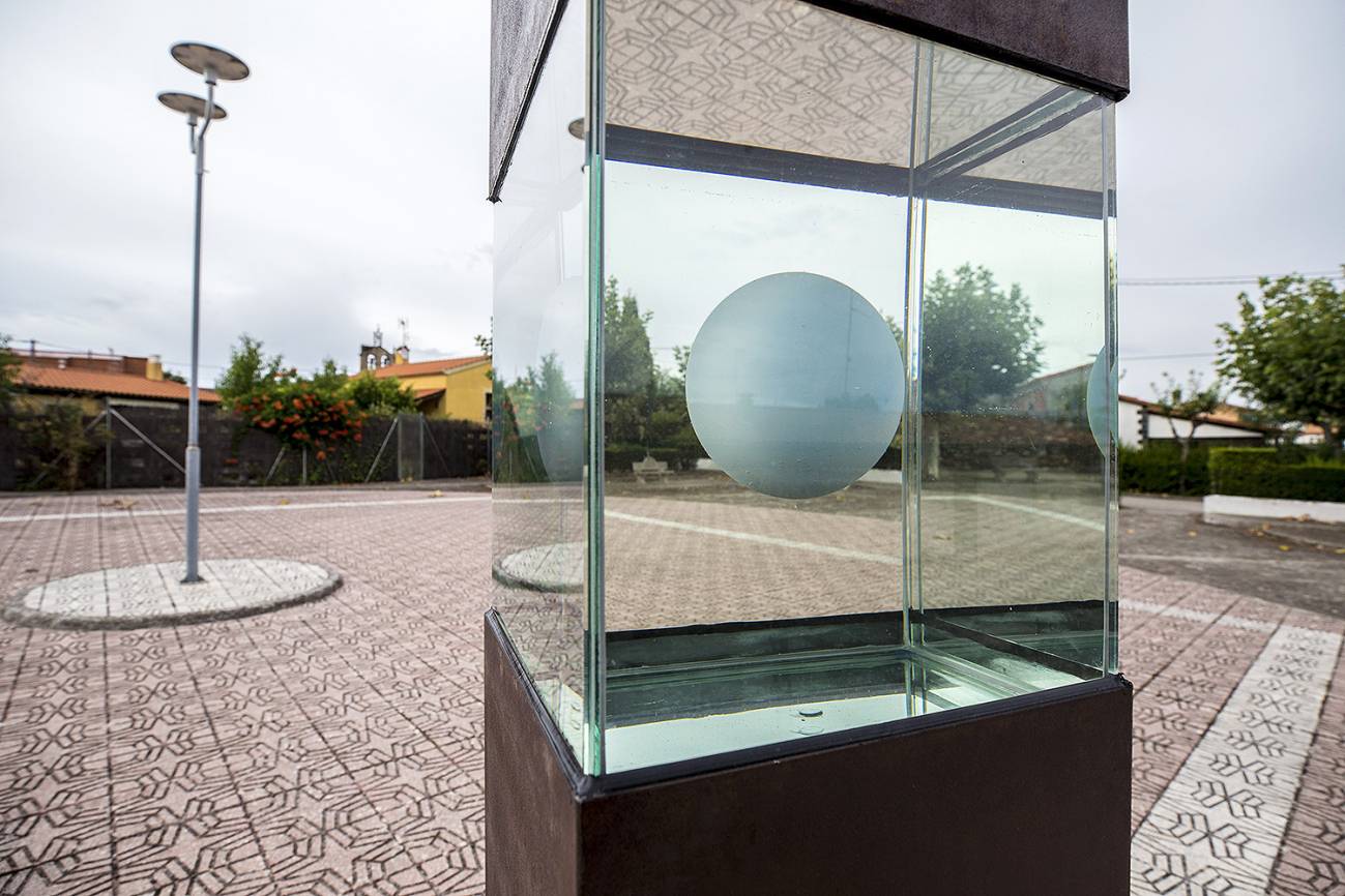 Plaza del municipio de Carpio de Azaba situada junto a la carretera a Portugal. / Roberto García