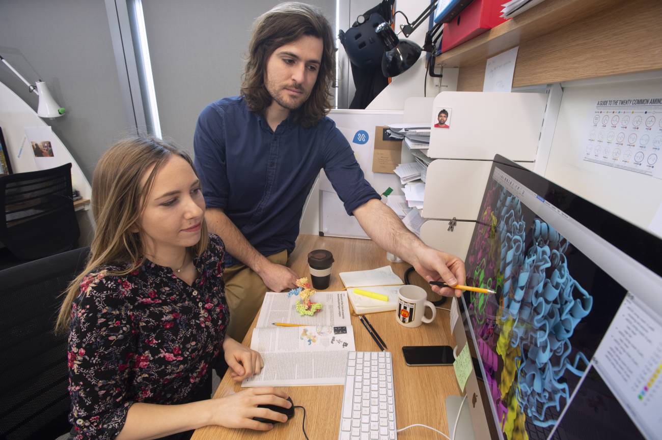 Pablo Alcón y Tamara Sijacki, una de las estudiantes del laboratorio. / MRC Laboratory of Molecular Biology