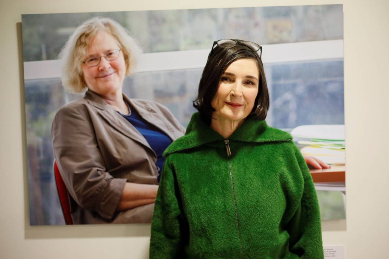 La artista Amparo Garrrido ante un retrato de Elizabeth Blackburn, en el CNIO. / Antonio Tabernero / CNIO