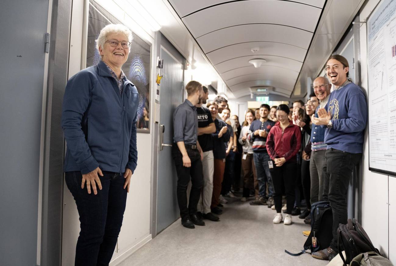 La Premio Nobel Anne L'Huillier junto con estudiantes de la Universidad de Lund (Suecia) tras conocer la noticia del galardón. / EFE/EPA/Ola Torkelsson SWEDEN OUT