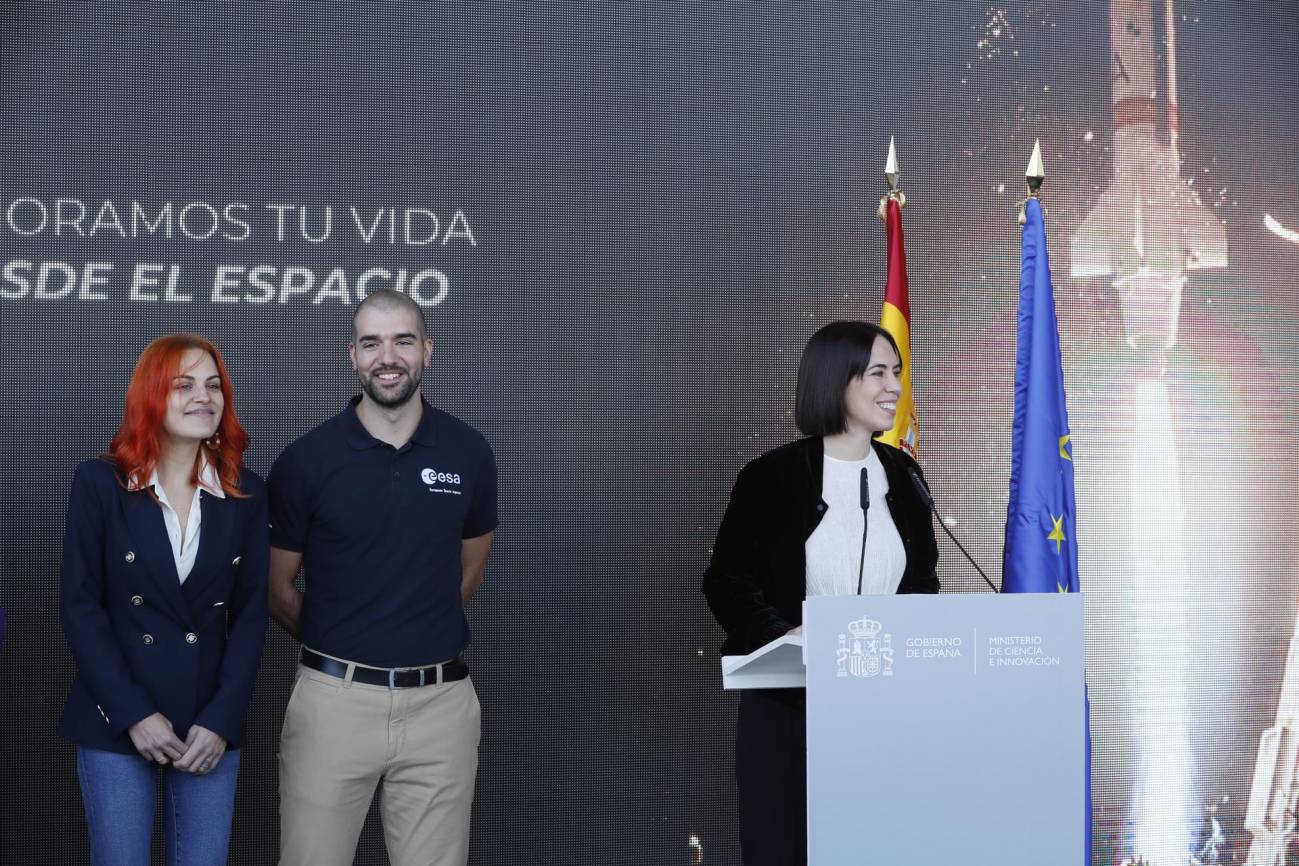 Los astronautas españoles Sara García y Pablo Álvarez, durante la intervención de la ministra de Ciencia e Innovación en funciones, Diana Morant, en la presentación de la Semana del Espacio en el Palacio de Congresos (FIBES) en Sevilla. / EFE/José Manuel Vidal